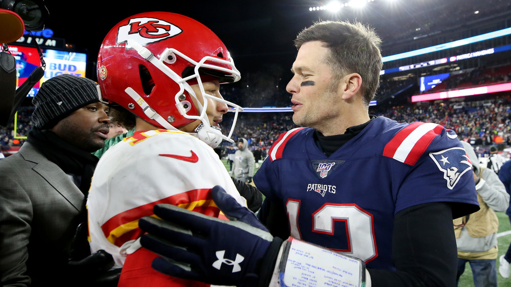 Patrick Mahomes y Tom Brady en el campo