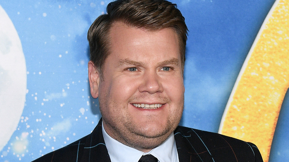 James Corden posando en la alfombra roja