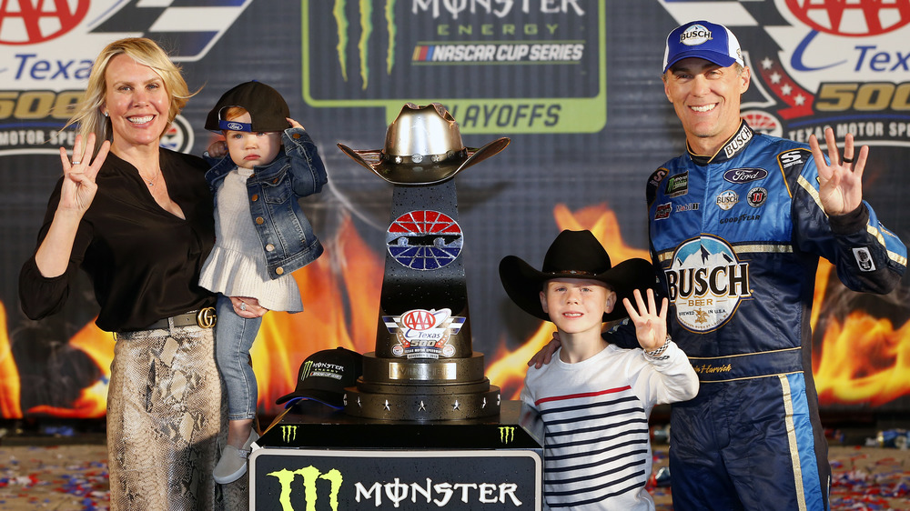 Kevin y DeLana Harvick con niños