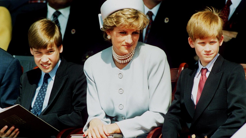 La princesa Diana sentada con Harry y William