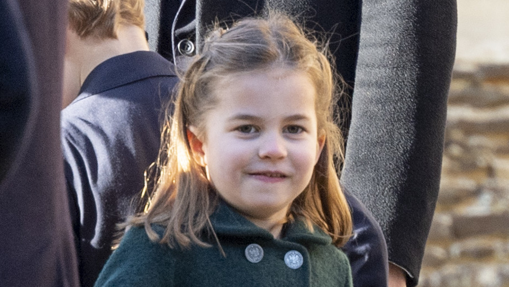 Princesa Charlotte con una sonrisa descarada