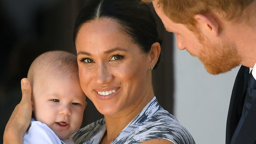 Meghan Markle, el príncipe Harry y Archie Mountbattan-Windsor posando