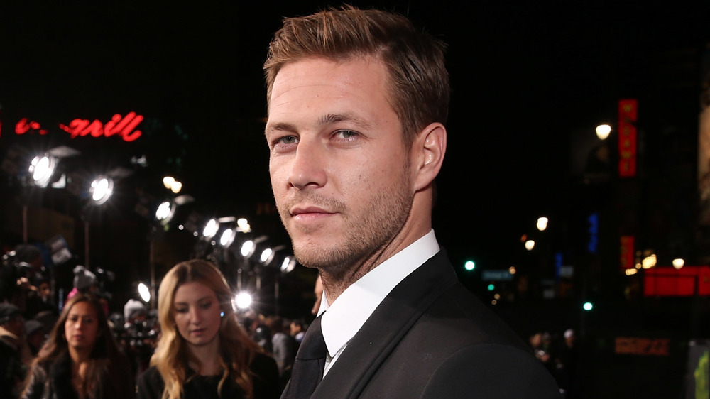 Luke Bracey en un estreno de Hollywood