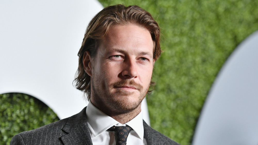 Luke Bracey en una fiesta de GQ