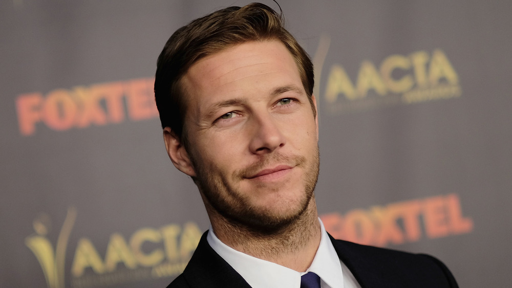 Luke Bracey en una entrega de premios