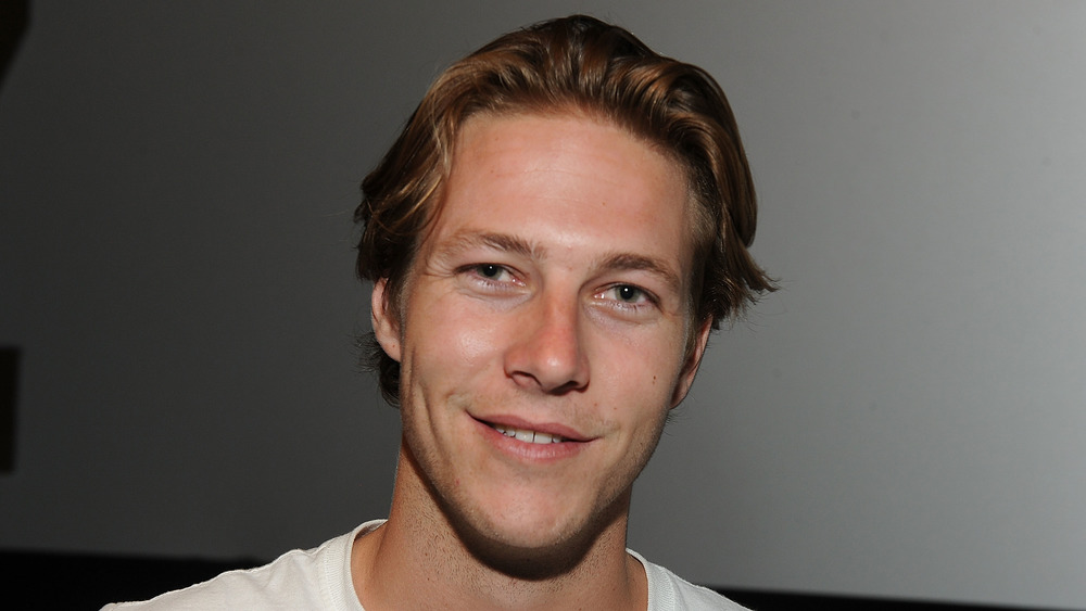 Luke Bracey en la proyección de una película