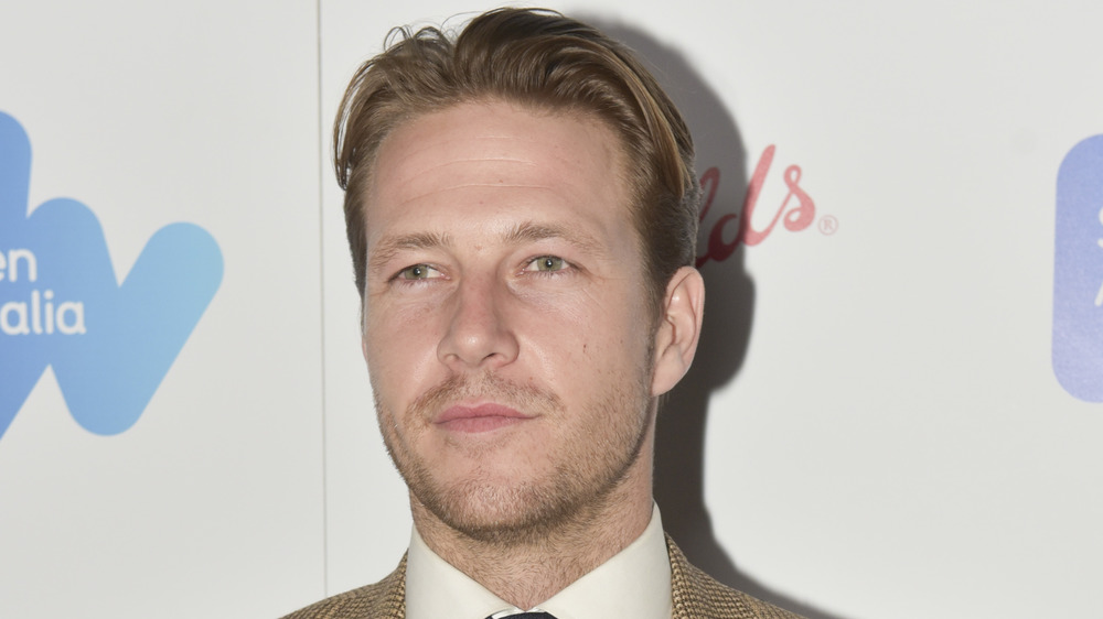 Luke Bracey en una recepción en Beverly Hills