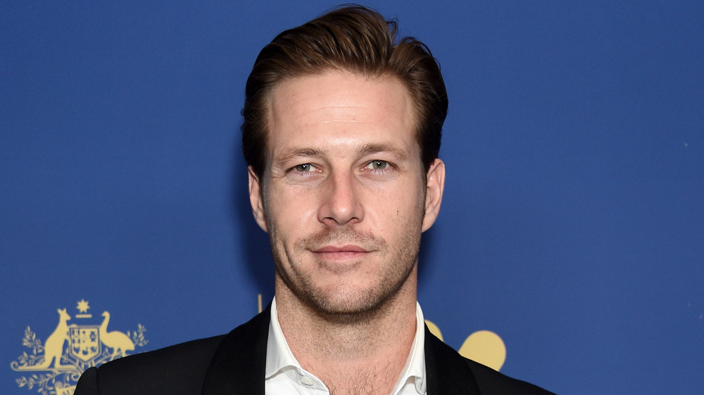 Luke Bracey en una cena benéfica