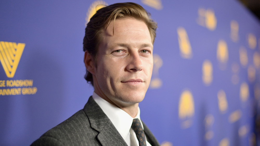 Luke Bracey en una gala