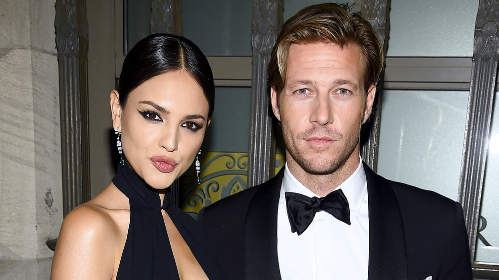 Eiza González y Luke Bracey en un desfile de moda