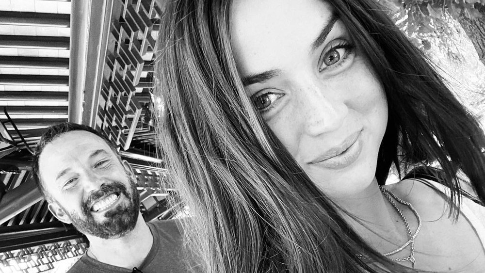 Ben Affleck y Ana de Armas posan para una selfie