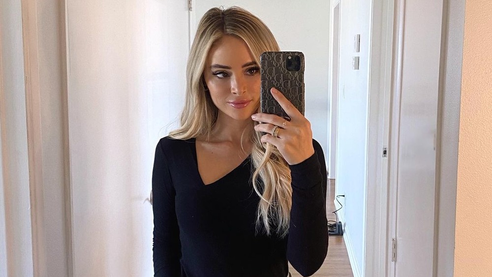 Amanda Stanton haciéndose una selfie