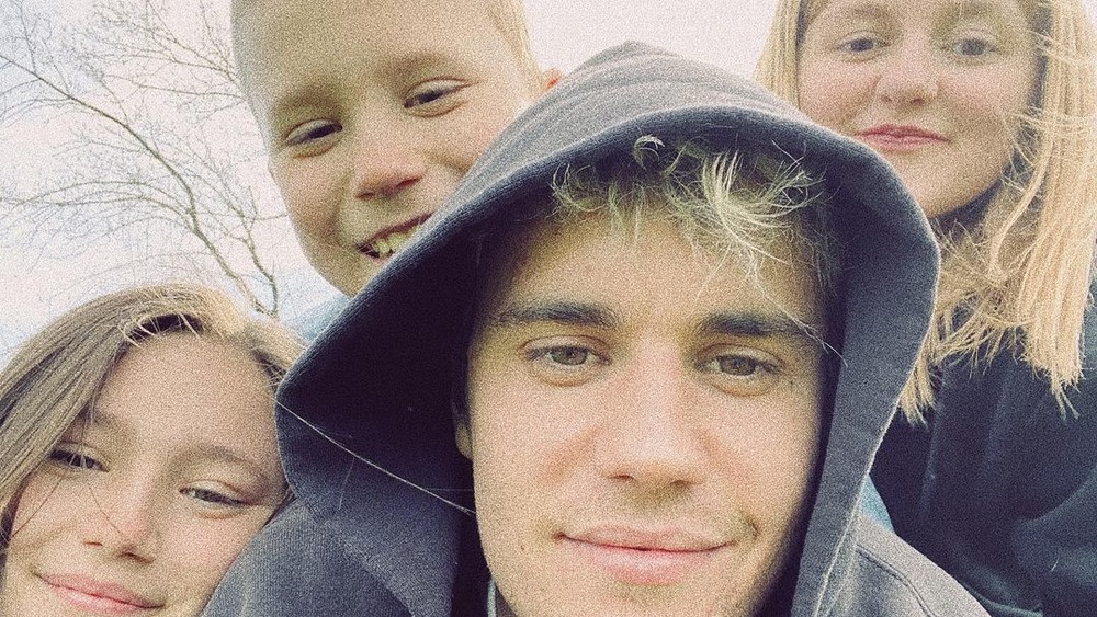 Justin Bieber posa para una selfie con sus hermanos 