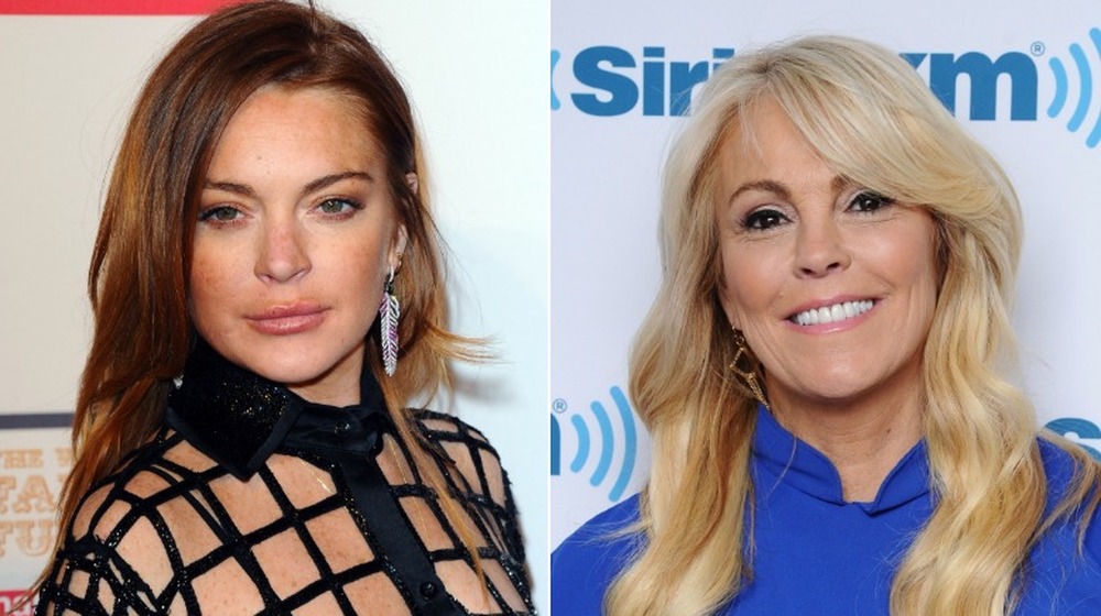 Lindsay Lohan de pie (imagen izquierda) / Dina Lohan sonriendo al frente (imagen derecha)