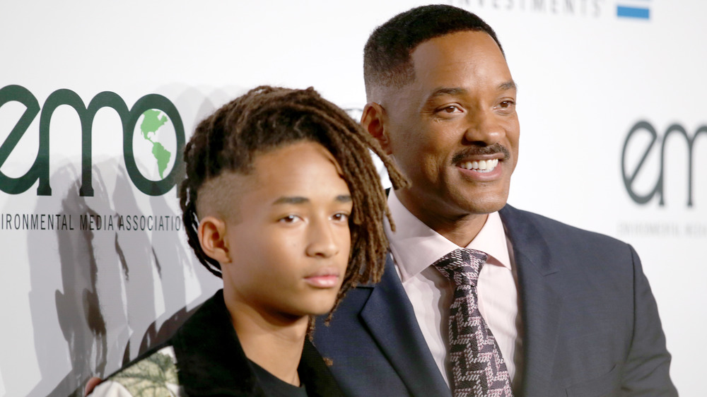 Jaden Smith y Will Smith de pie uno al lado del otro en la alfombra roja