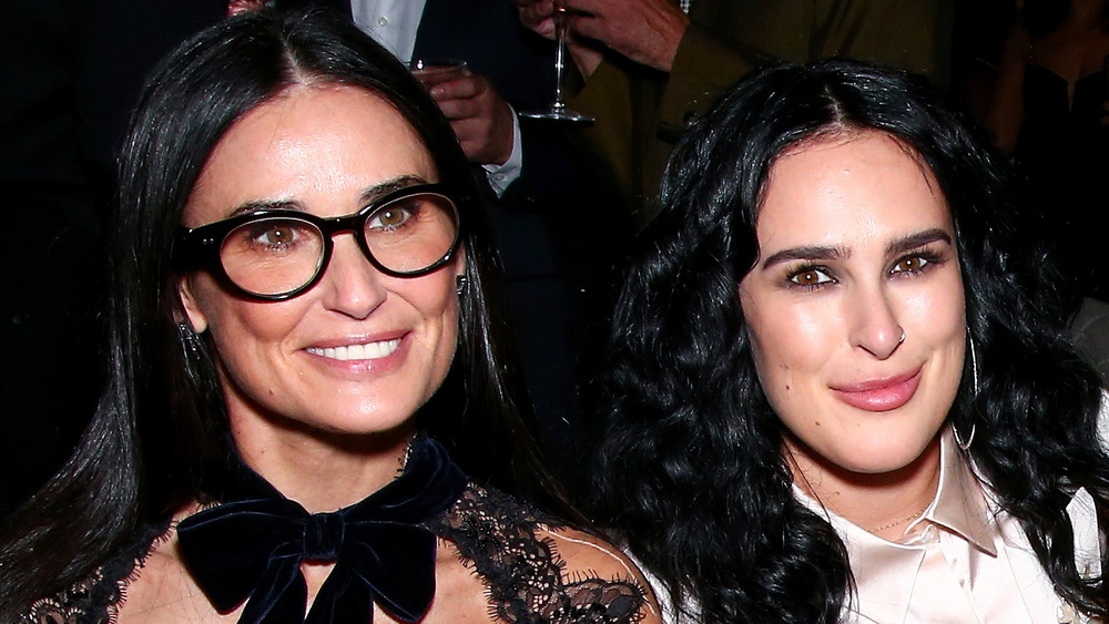 Demi Moore y Rumer Willis sentados uno al lado del otro sonriendo