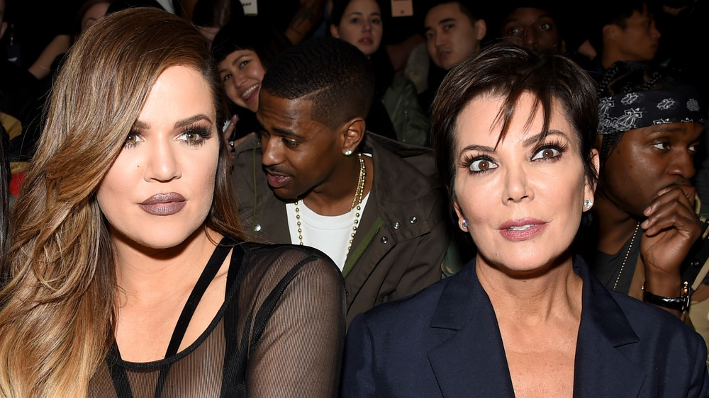 Khloe Kardashian y Kris Jenner sentados uno al lado del otro