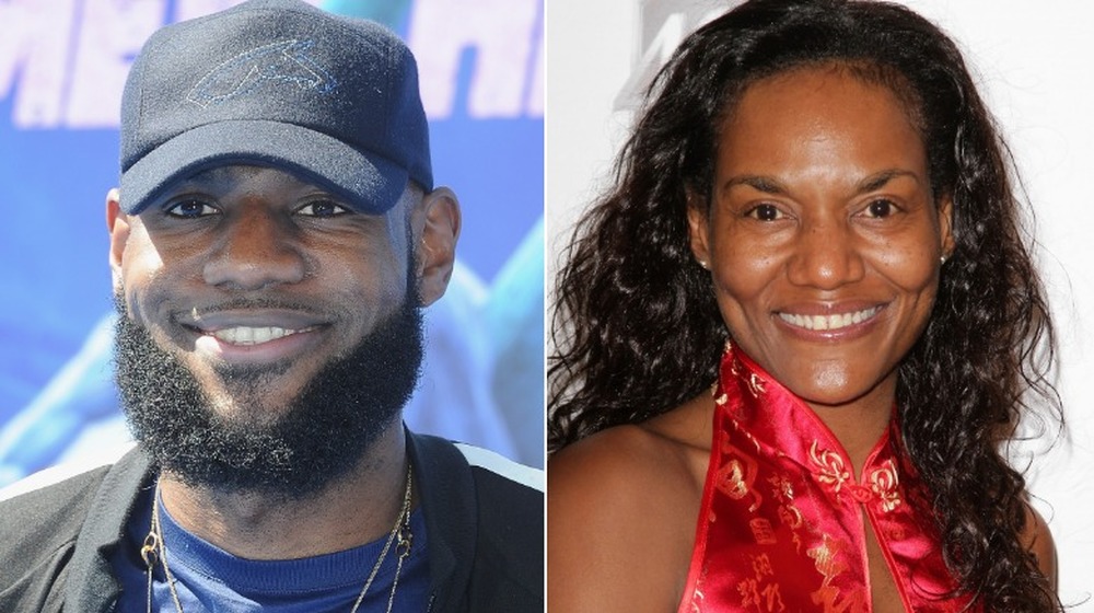 LeBron James (imagen de la izquierda) mirando hacia adelante / Gloria James sonriendo (imagen de la derecha)