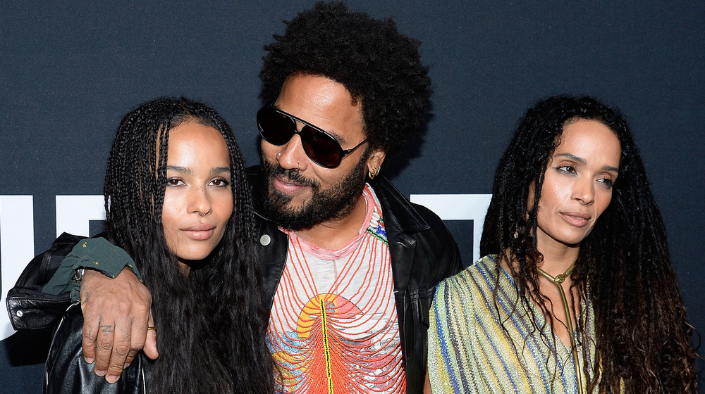 Zoe Kravitz, Lenny Kravitz y Lisa Bonet de pie uno al lado del otro en la alfombra roja