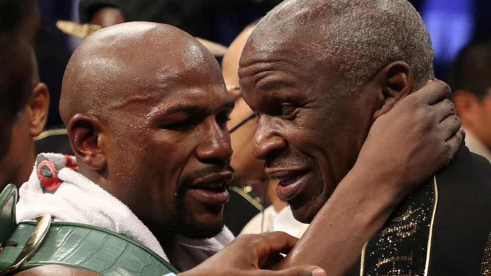 Floyd Mayweather Jr. envuelve su brazo alrededor de Floyd Mayweather Sr. para un abrazo