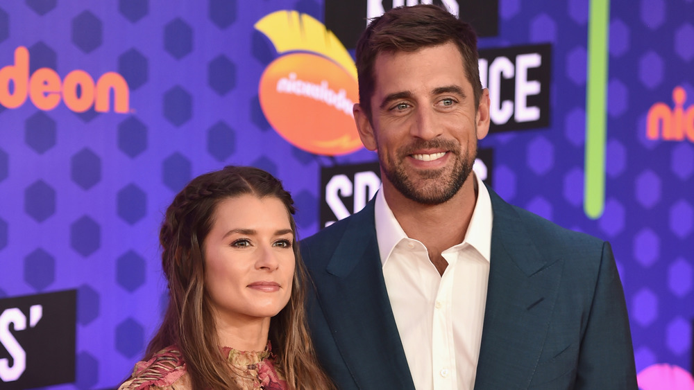 Danica Patrick y Aaron Rodgers sonriendo 