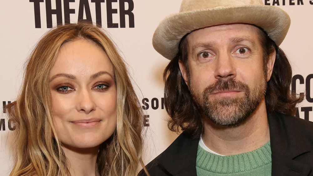 Olivia Wilde sonriendo junto a Jason Sudeikis con un sombrero de pelusa 