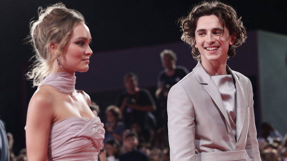 Timothée Chalamet sonriendo a Lily-Rose Depp