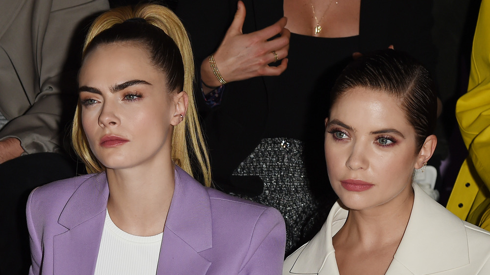 Cara Delevingne y Ashley Benson en un desfile de modas 