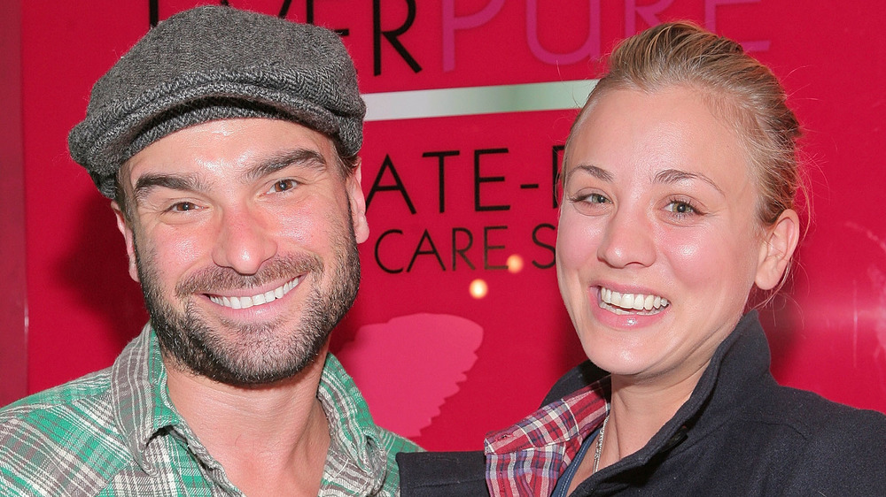 Johnny Galecki y Kaley Cuoco sonriendo y riendo 