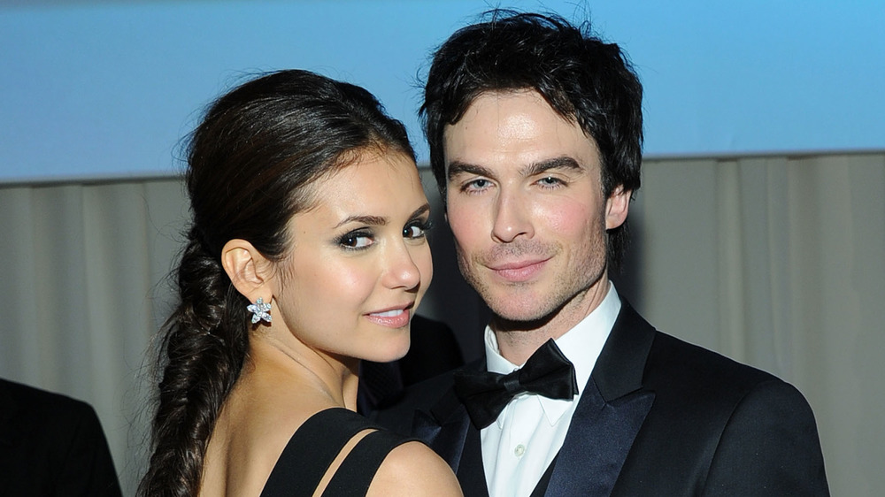 Nina Dobrev e Ian Somerhalder abrazándose y sonriendo 