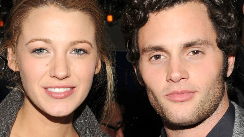 Blake Lively y Penn Badgley sonriendo 