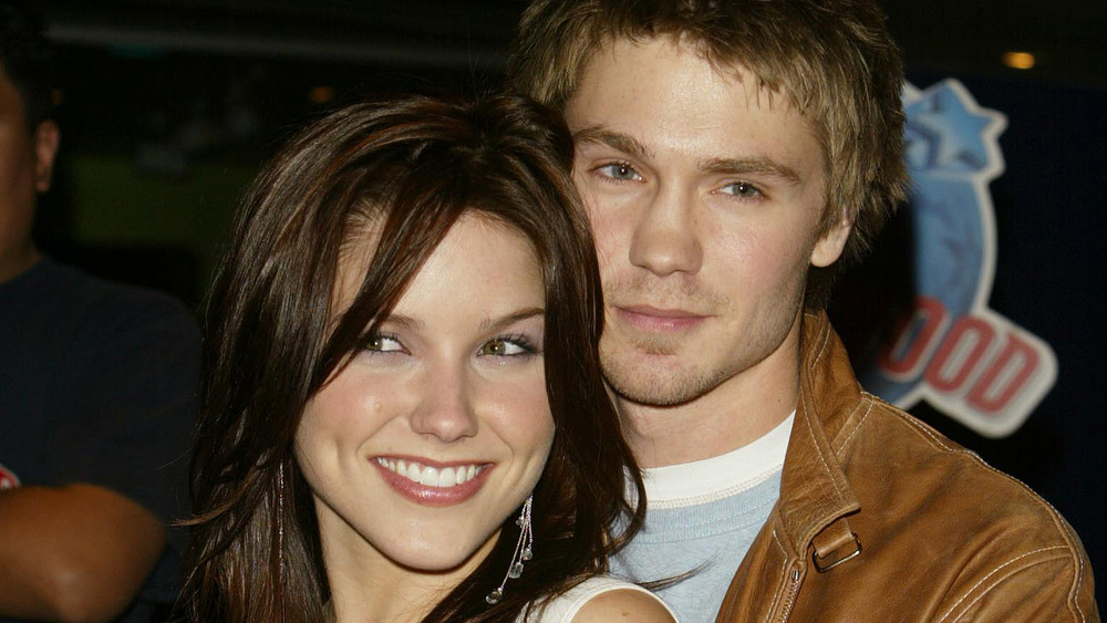 Sophia Bush y Chad Michael Murray besándose en la alfombra roja 