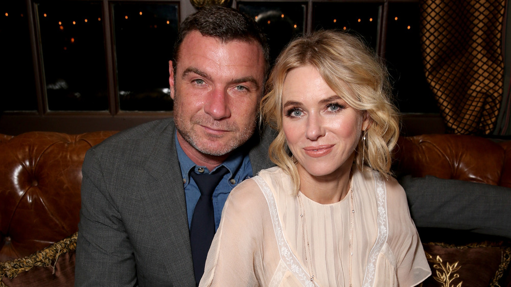 Liev Schreiber y Naomi Watts lucen realmente acogedoras