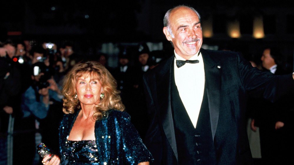 Sean Connery y Micheline Roquebrune en el estreno de la película