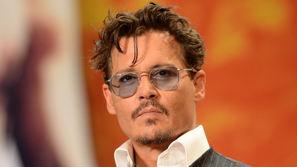 Johnny Depp con gafas de sol tintadas en azul