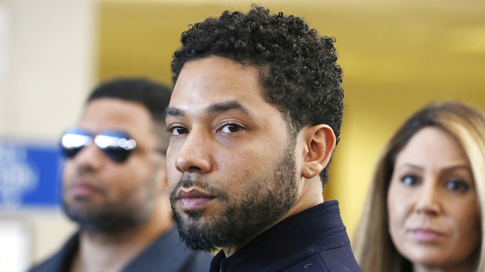 Jussie Smollett mirando hacia un lado