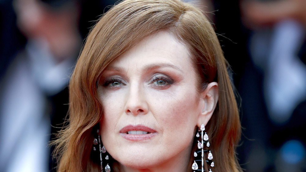 Julianne Moore mirando a la cámara