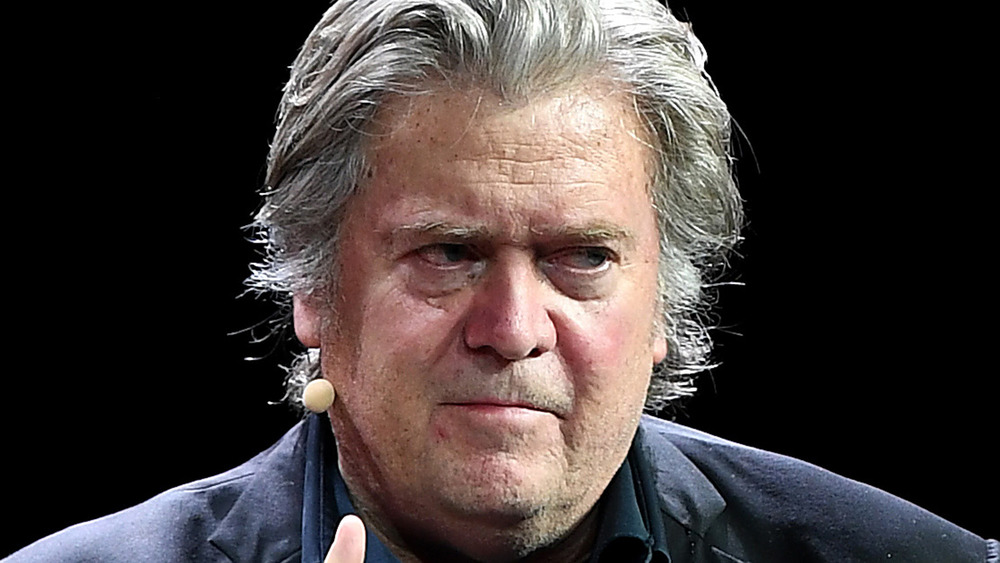 Steve Bannon, de ojos furtivos, en el escenario