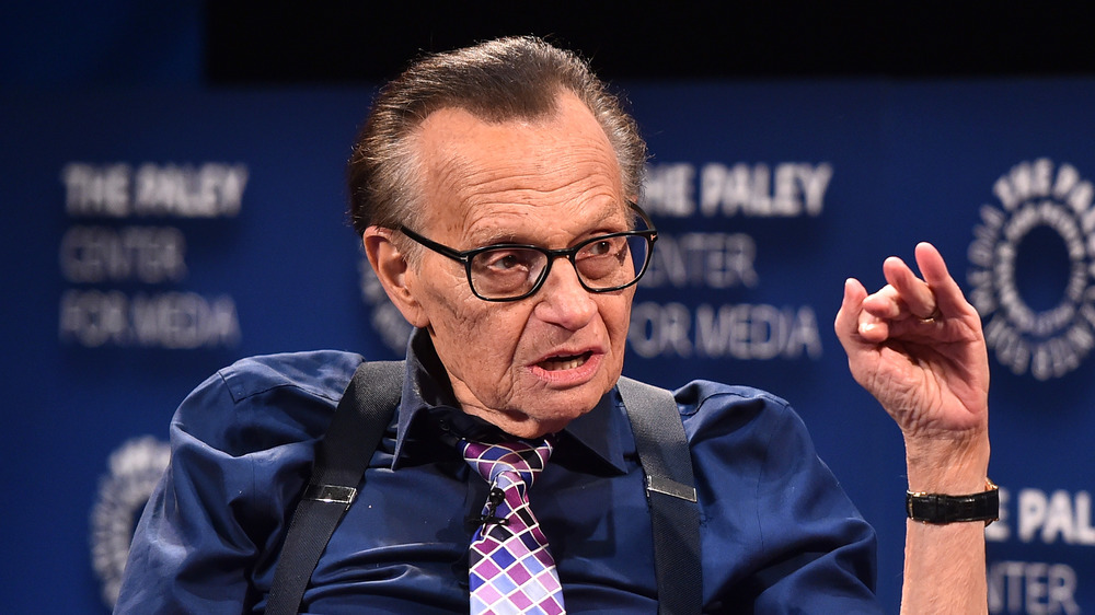 Larry King dando una entrevista