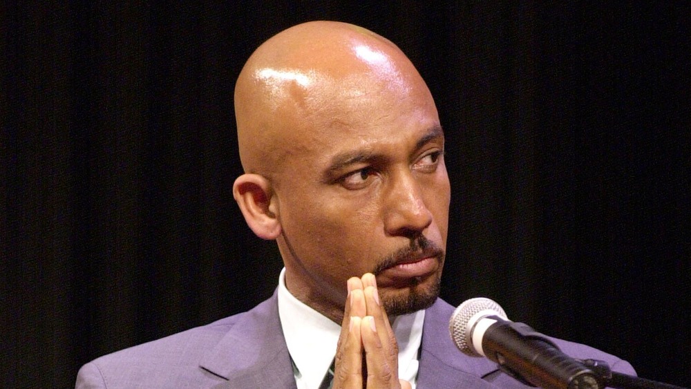 Montel Williams hablando durante un panel en 2000