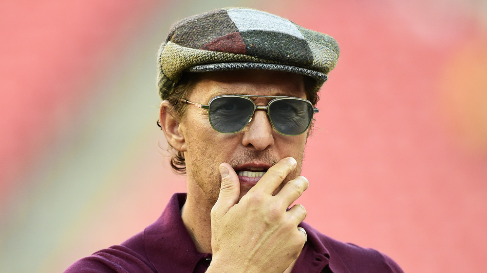 Matthew McConaughey con gafas de sol y sombrero