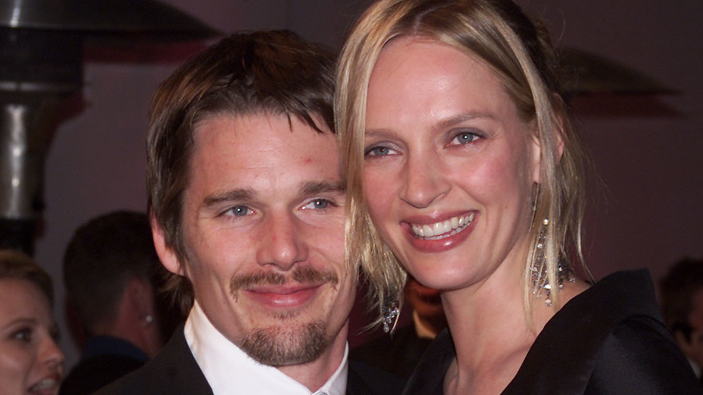 Ethan Hawke y Uma Thurman sonriendo mejilla con mejilla