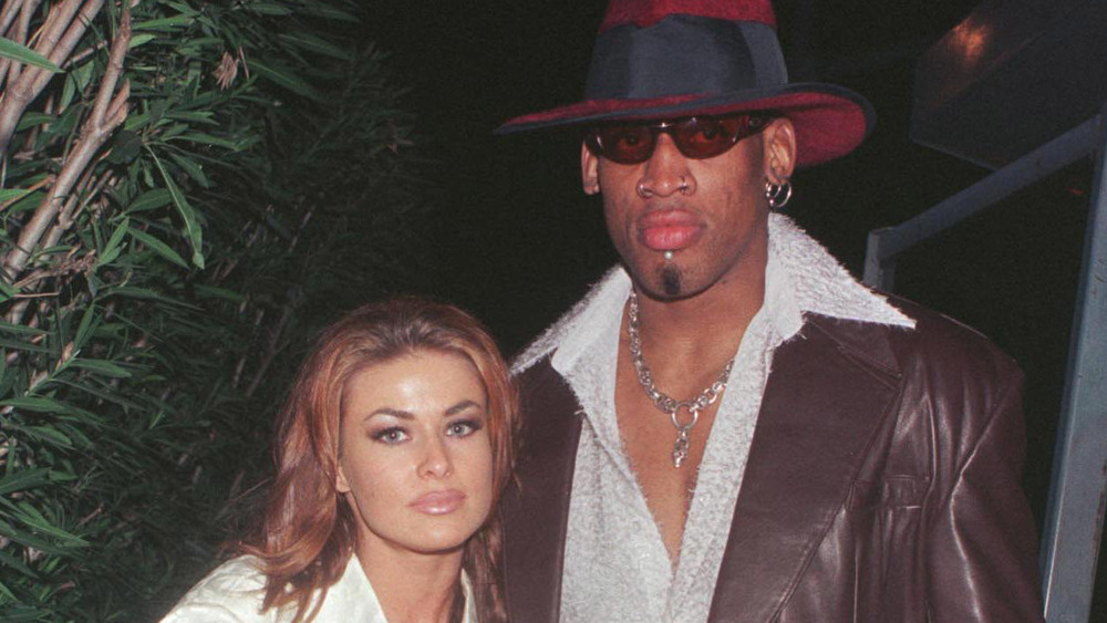 Carmen Electra y Dennis Rodman abrazándose 