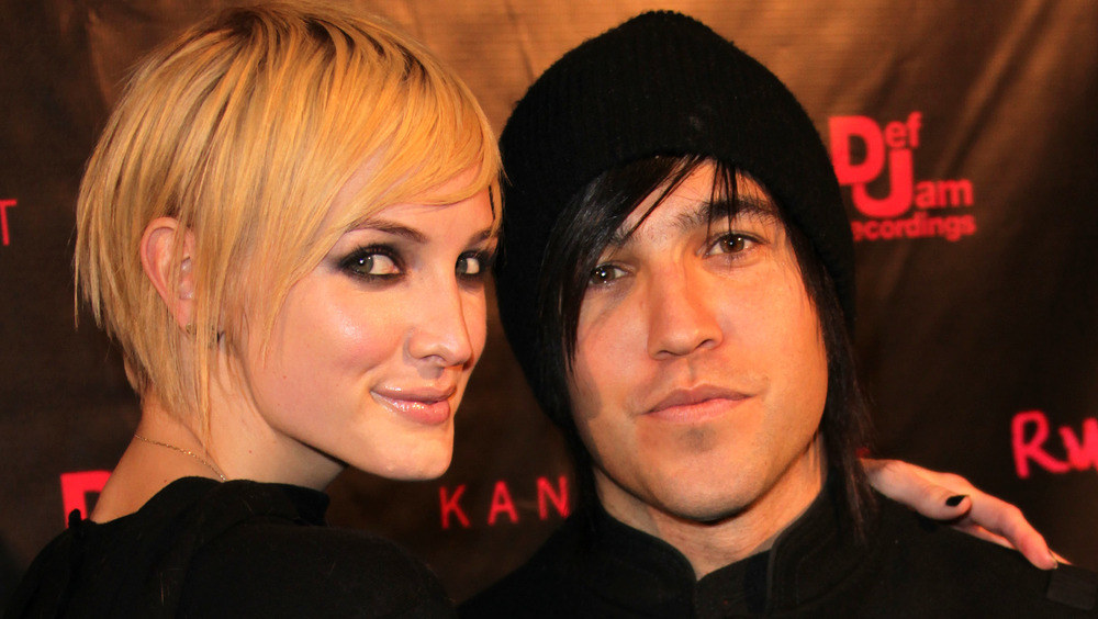 Ashlee Simpson abrazando a Pete Wentz 