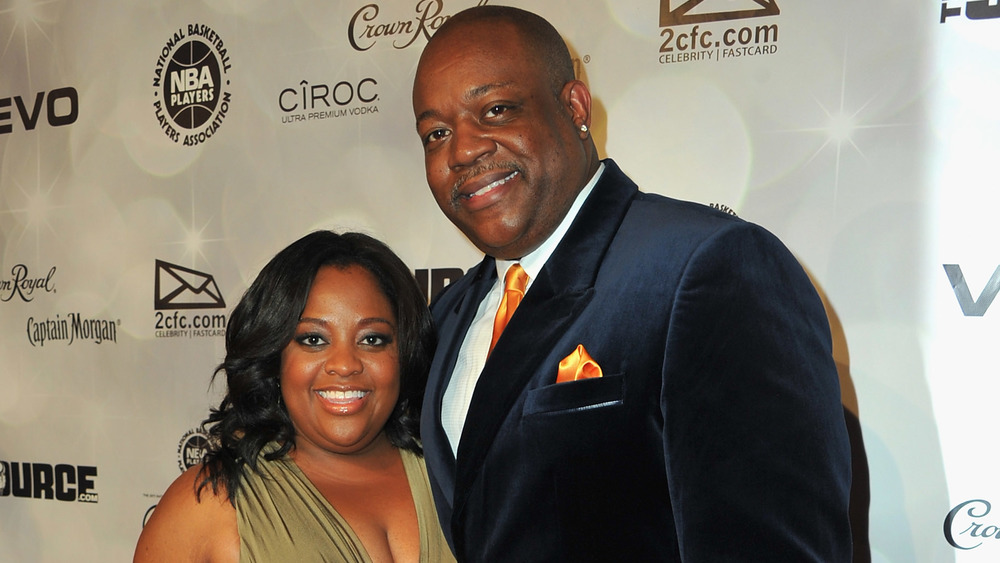 Sherri Shepherd y Lamar Sally abrazándose 