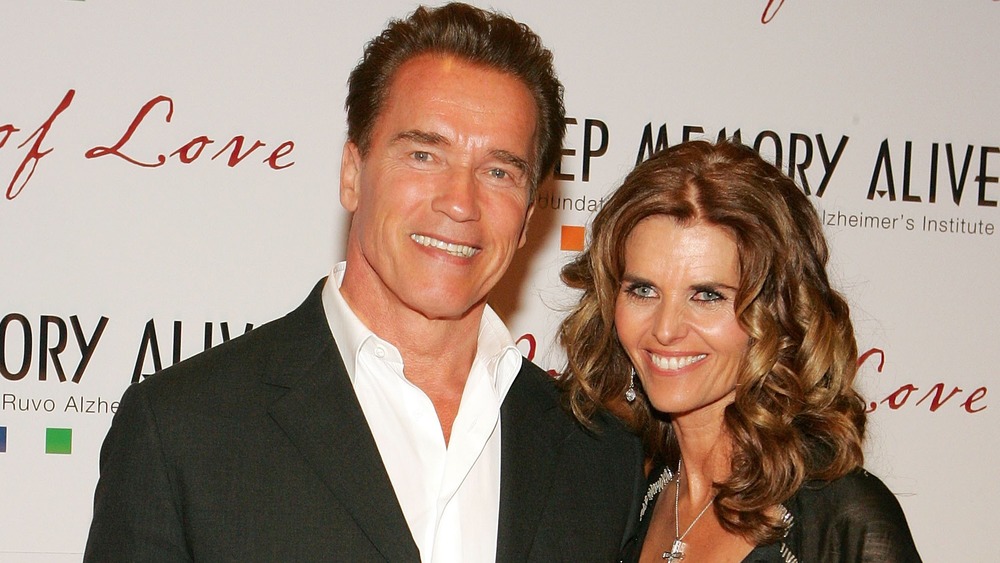 Arnold Schwarzenegger y Maria Shriver sonriendo 