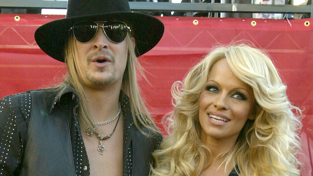 Kid Rock y Pamela Anderson abrazados en una alfombra roja 