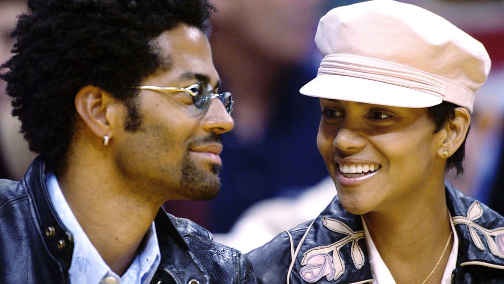 Halle Berry y Eric Benet mirándose y sonriendo