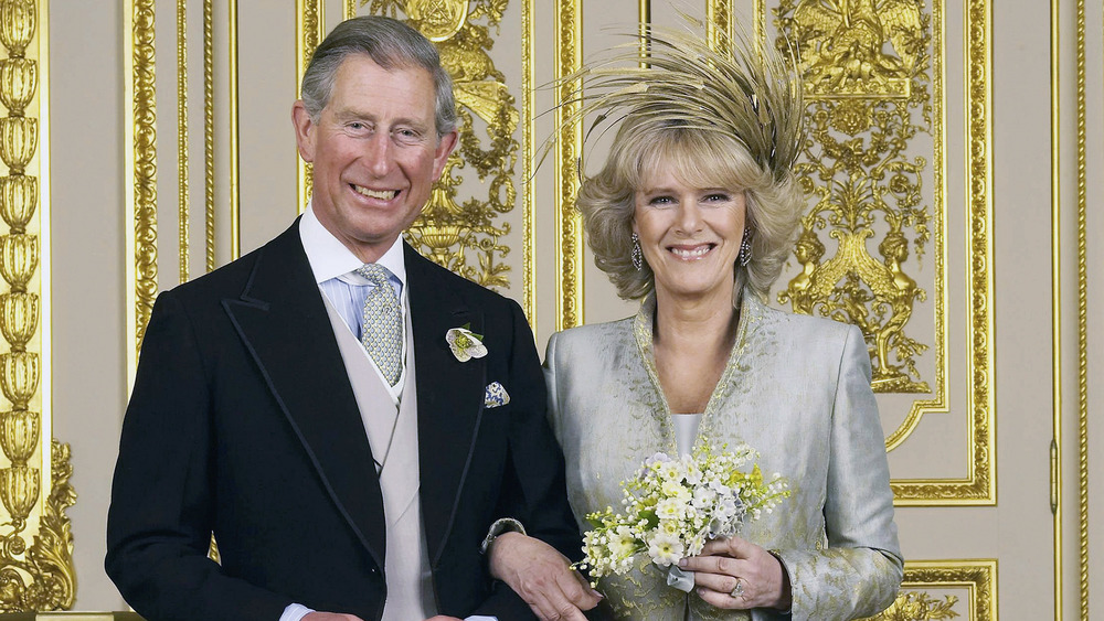 El príncipe Carlos y Camilla Parker Bowles sonriendo 