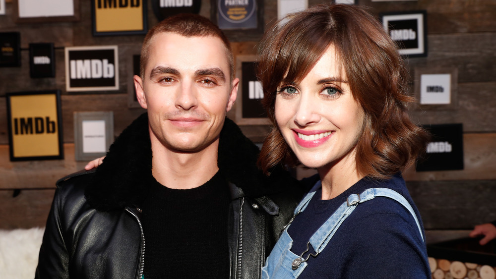 Dave Franco y Alison Brie son todo sonrisas en 2017